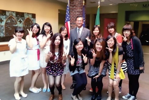 101年7月15日 本校許佩郁老師帶領同學，前往美國姐妹校St. Martin University，進行四週之ESL課程及國際交流活動。