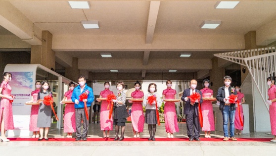 109年12月18日 「妝園展演空間啟用典禮」暨「化妝品應用科第7屆畢業成果展演發表會」，邀請教育部技職教育司楊玉惠司長蒞臨剪綵啟用。