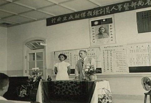 101年7月15日 本校許佩郁老師帶領同學，前往美國姐妹校St. Martin University，進行四週之ESL課程及國際交流活動。